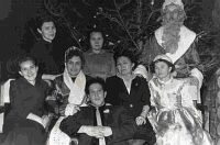 С 1956 по 1962 годы директором Дворца пионеров работала Доброва Ефросинья Николаевна (вторая справа во втором ряду).